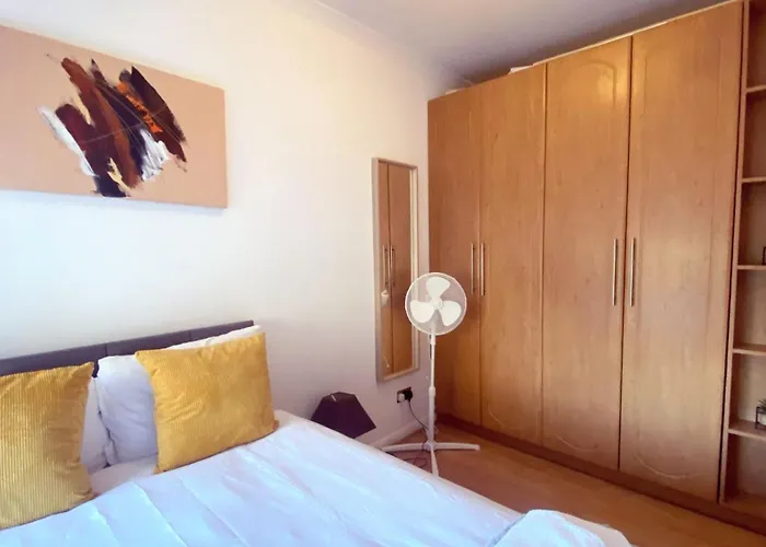 Uk Chaps Retreat: 2 Bedroom - 2Bathroom Apartment