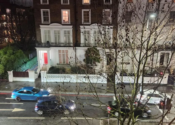 Uk Chaps Retreat: 2 Bedroom - 2Bathroom Apartment